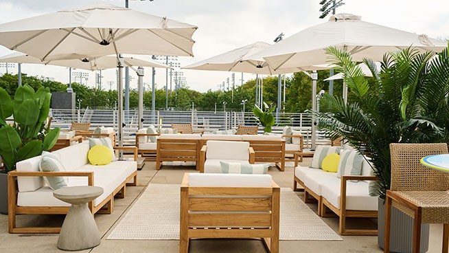 Terrace with shade and chairs